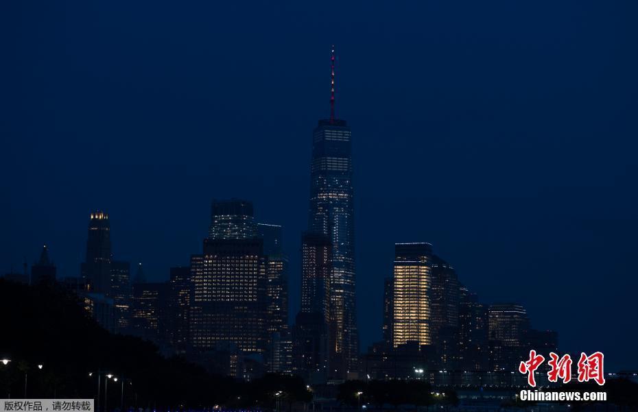 纽约新世贸大厦亮灯悼念巴塞罗那恐袭遇难者