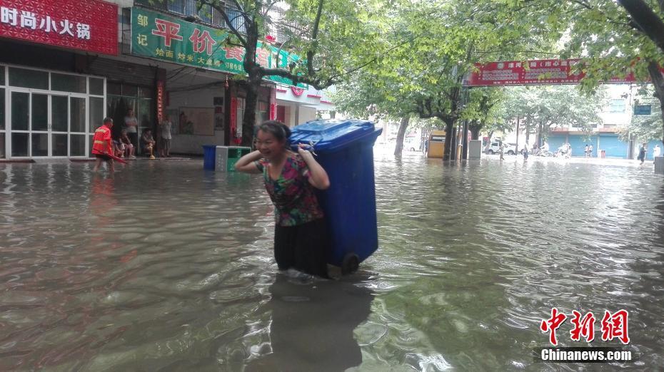 河南漯河遭遇特大暴雨 城区积水成河