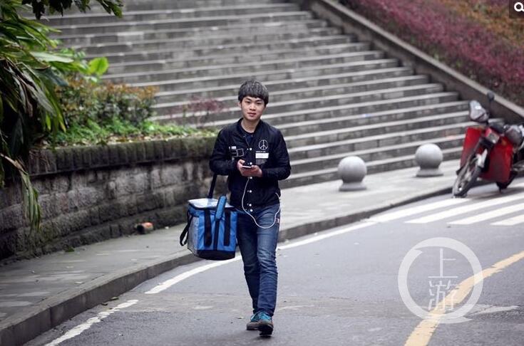 用英语送外卖的小哥,被川外录取了