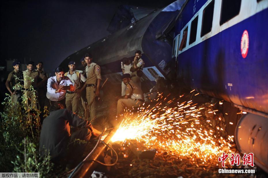 印度北方邦火车出轨事故 致上百人伤亡