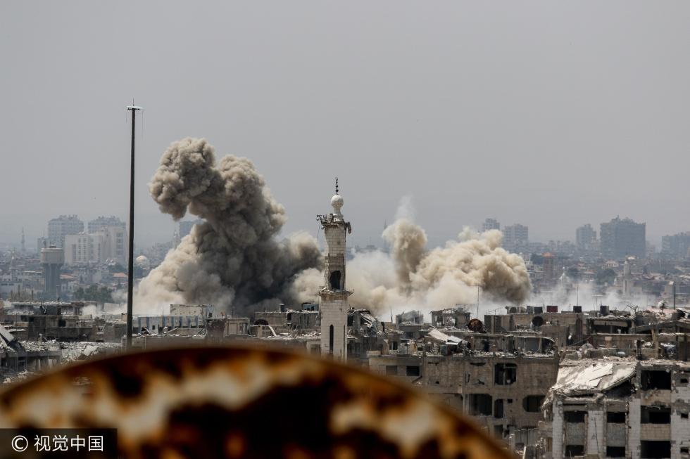 叙政府军空袭大马士革 浓烟形成巨大蘑菇云