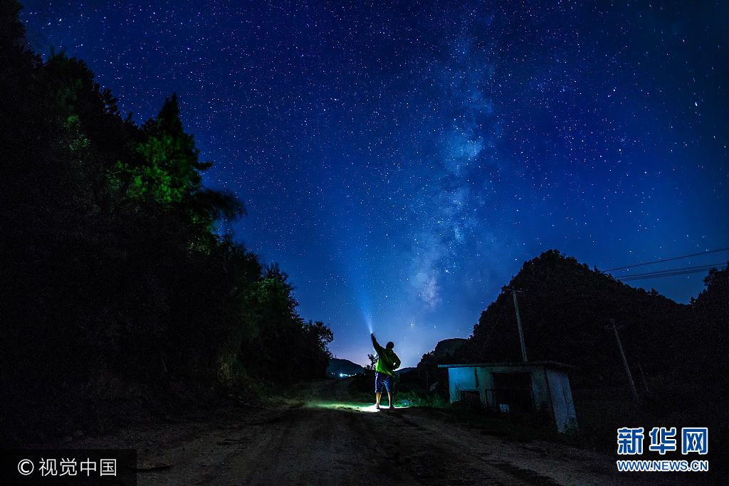 ***_***2017年8月20日凌晨，天文观测爱好者在贵州龙里用延时摄影记录下夜空中的浩瀚银河、星轨。
