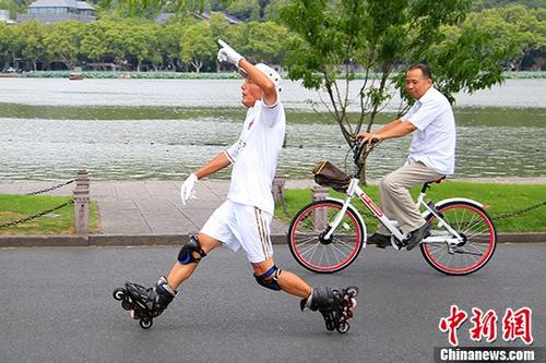 西湖边的大龄“轮滑高手”