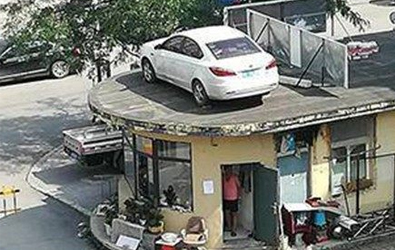 区门-车被吊上房顶.jpg