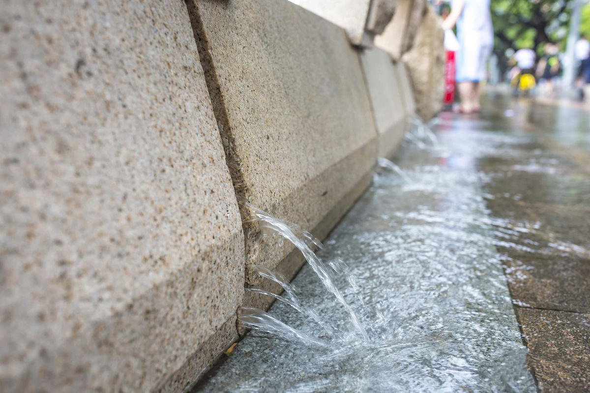 台风来袭珠江水倒灌 广州市民玩high了