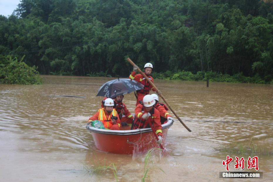 台风 天鸽 致广西钦州4人被困 水深3米消防官兵