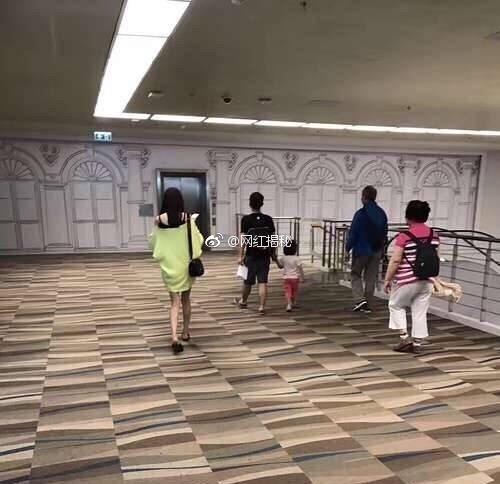 网友机场偶遇大幂幂 好身材被赞瘦而有肉