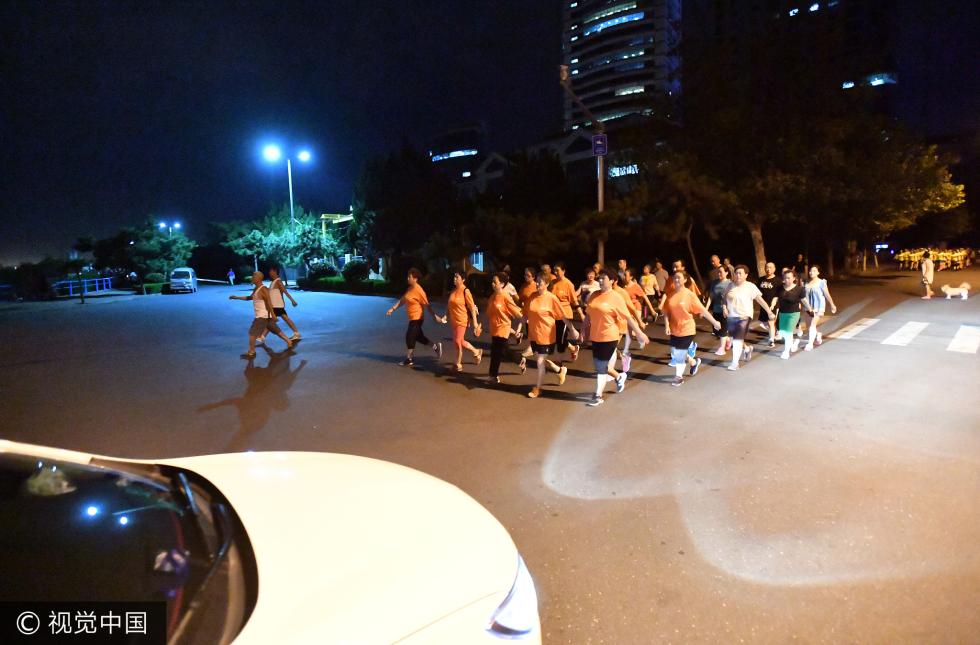 青岛限行车辆给 暴走团 让路