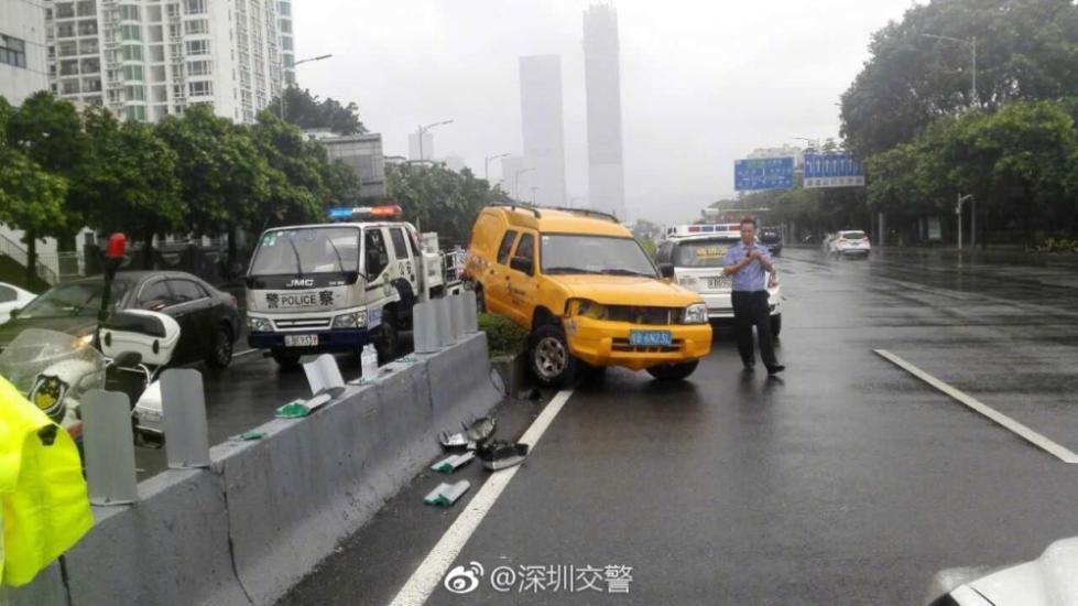 台风天 深圳交警查获首个醉驾司机