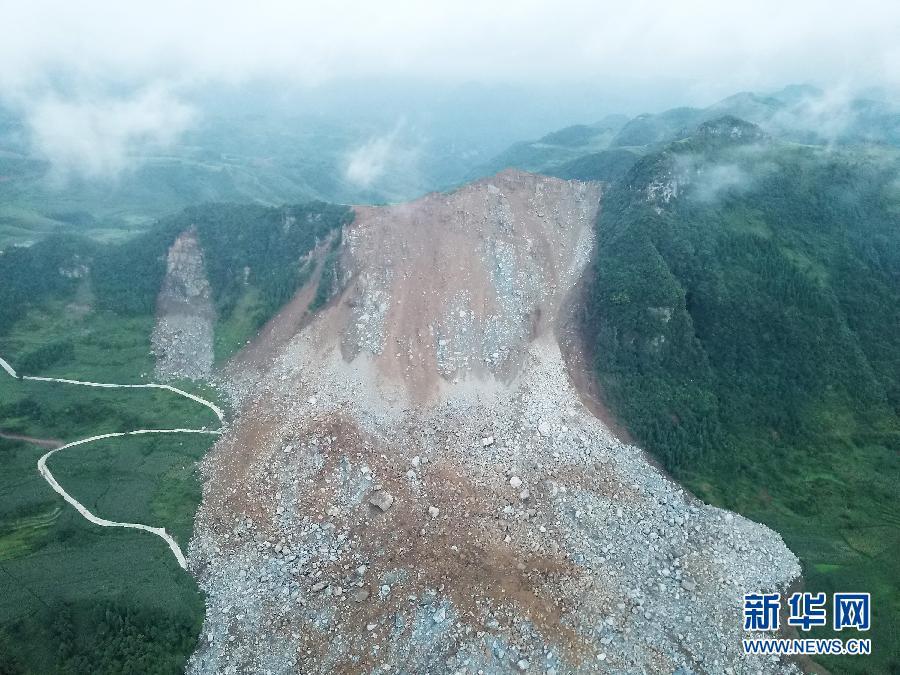 贵州纳雍县张家湾镇山体崩塌救援工作全面展开