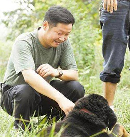 红遍全国的他 如今带名模娇妻隐居山林去养鸡