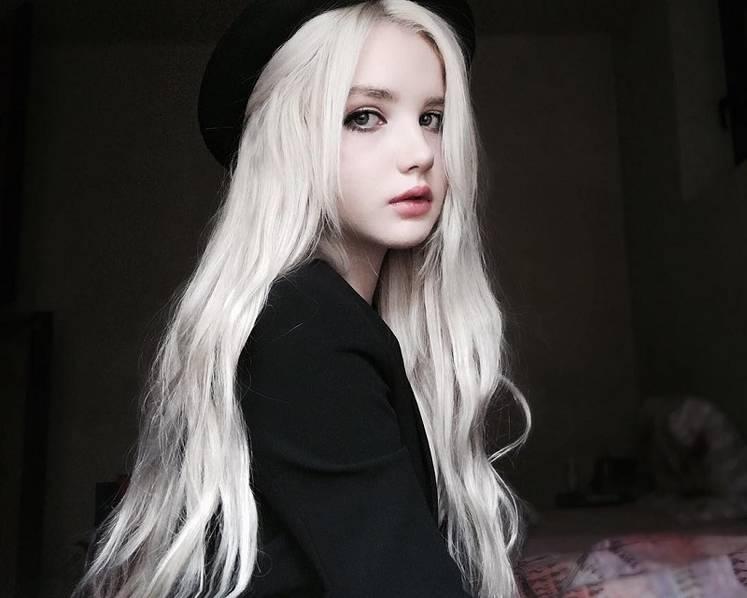 俄罗斯女孩天生银发酷似精灵