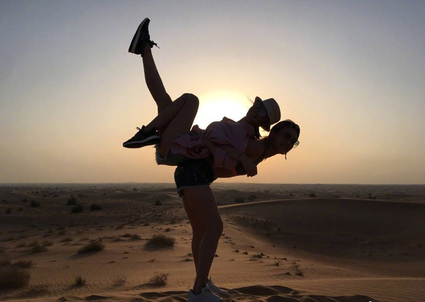 容祖儿阿Sa游迪拜 穿比基尼泡海中水花喷溅