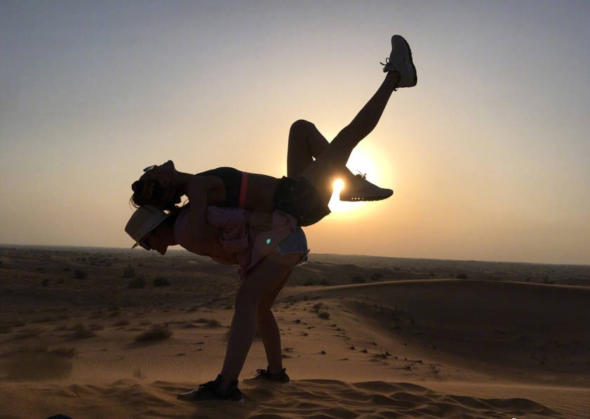 容祖儿阿Sa游迪拜 穿比基尼泡海中水花喷溅