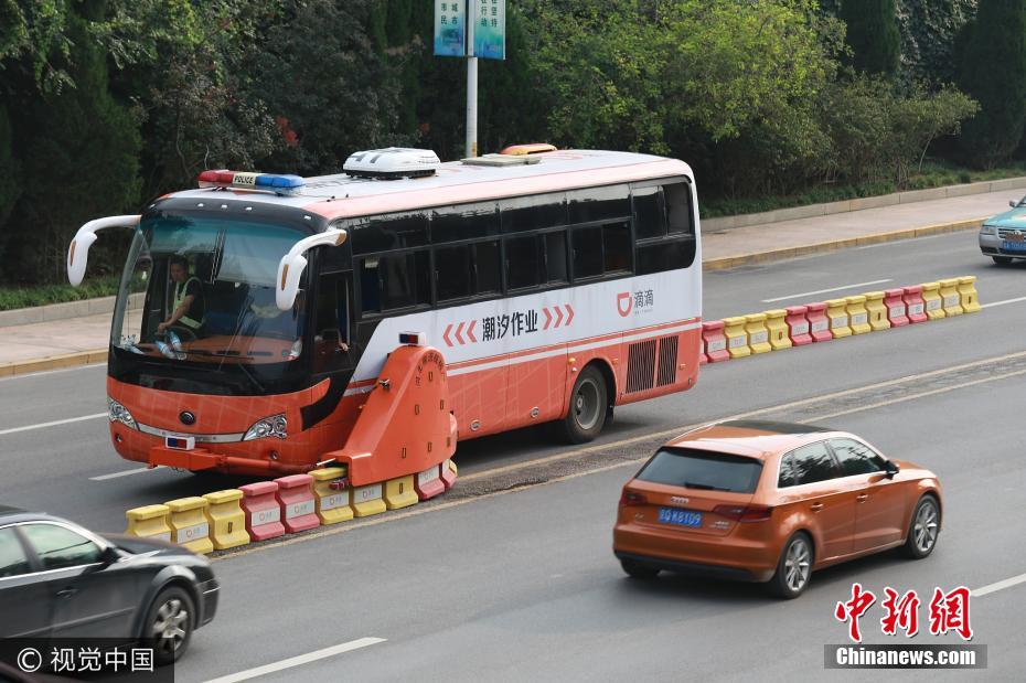 山东首现拉链车 自动设置潮汐车道