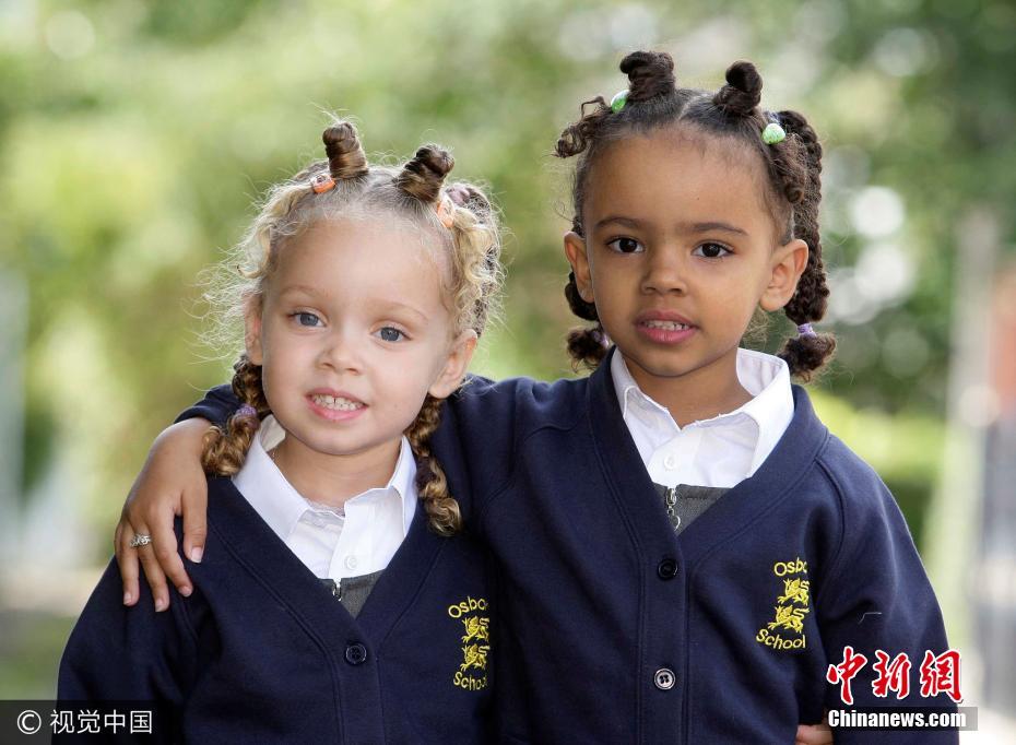 英 黑白配 姐妹上中学 妈妈提醒校方她俩是双胞