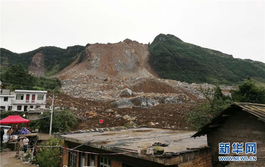 9月3日,贵州省纳雍县张家湾镇普洒社区大树脚组山体滑坡现场,搜救队伍