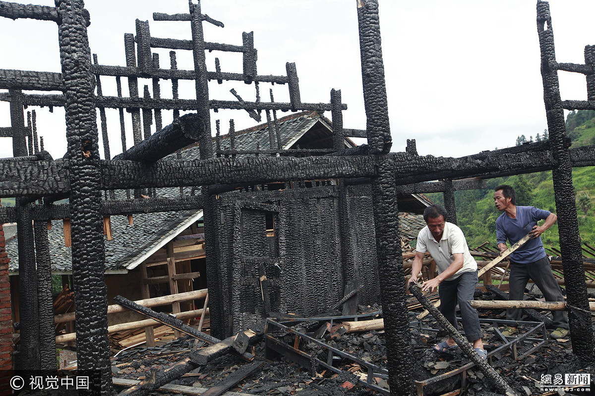 广西柳州一村庄发生大火 20余户房屋被烧毁致