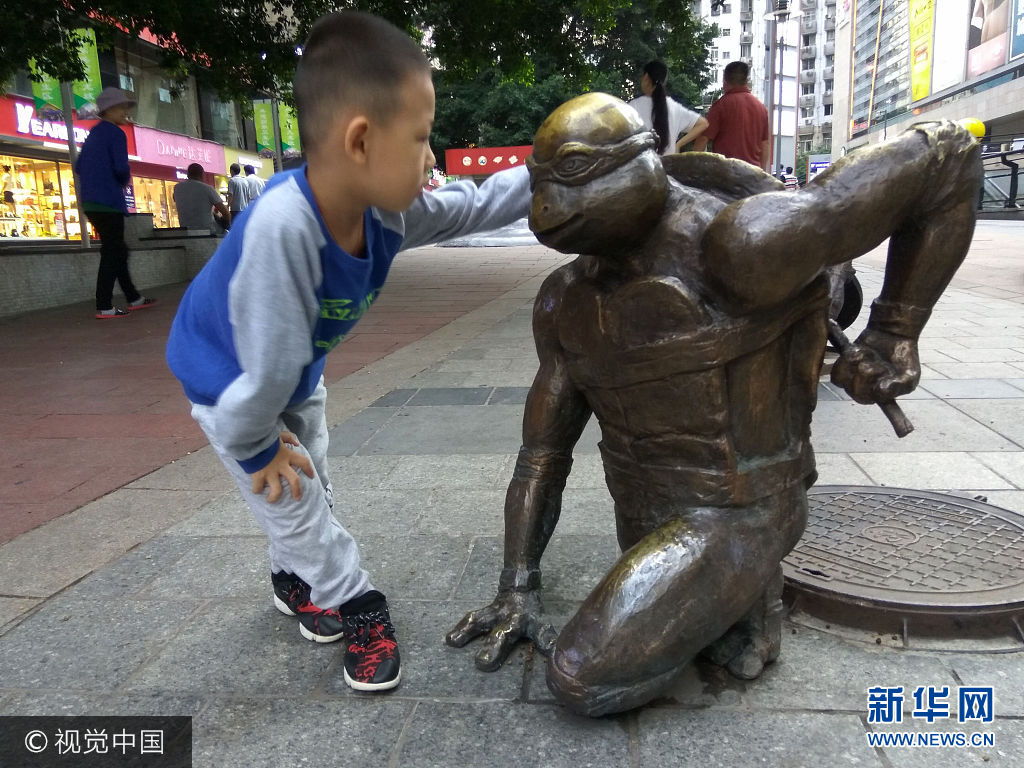 ***_***2017年09月06日，重庆 ，小朋友在“忍者神龟”前玩耍。