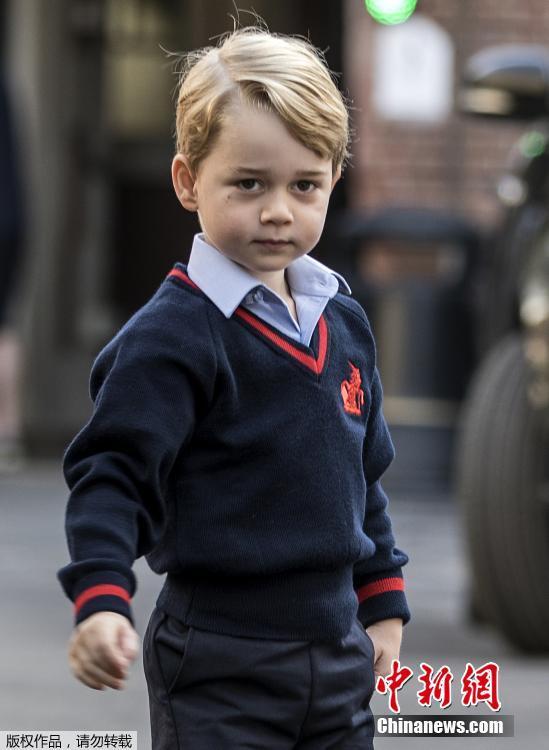 乔治小王子上学第一天 获老爸陪同 害怕 与校长
