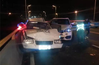 驾撞扁警车-致1名老人死亡.jpg