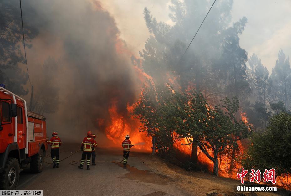 葡萄牙发生森林火灾火势凶猛 周边民房被点燃