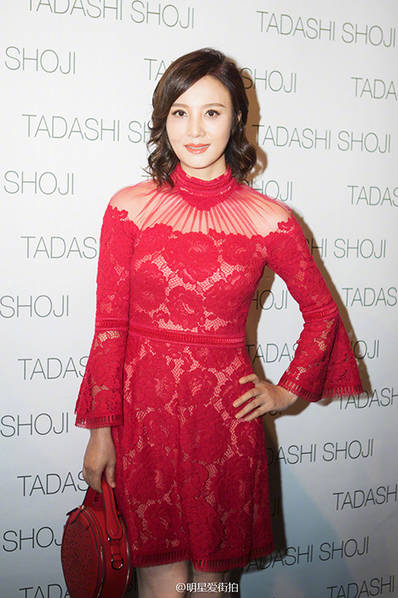 48岁陶红现身春夏纽约时装周 穿蕾丝裙秀傲人