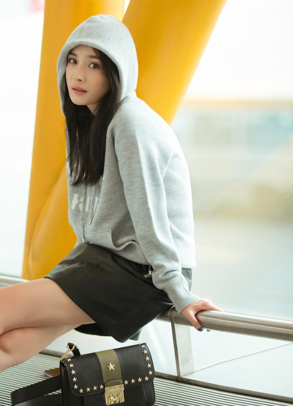 杨幂出发纽约时装周 短裙秀美腿少女感满满!