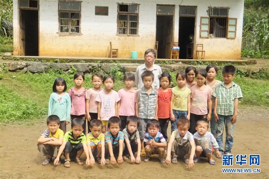 (图片故事)(1)“挑书先生”走了 大山里读书声仍在