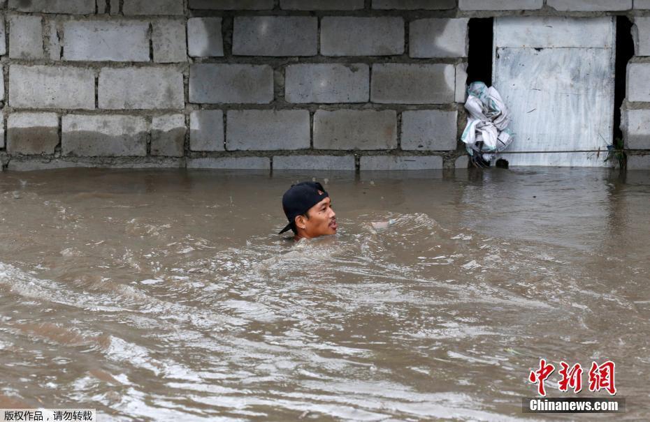 菲律宾遭洪水侵袭 城市街道形成小"瀑布"