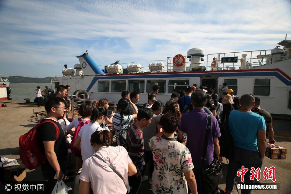 台风来袭 舟山岛际交通部分停航游客疏散