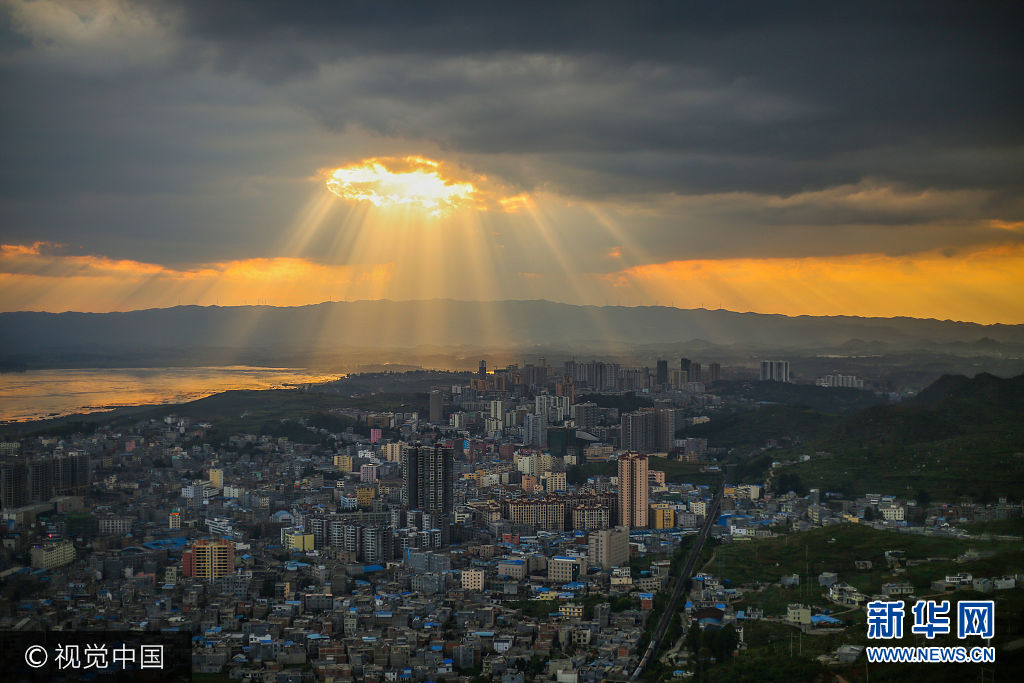 ***_***2017年9月12日傍晚，霞光映照在贵州省威宁县城上空。