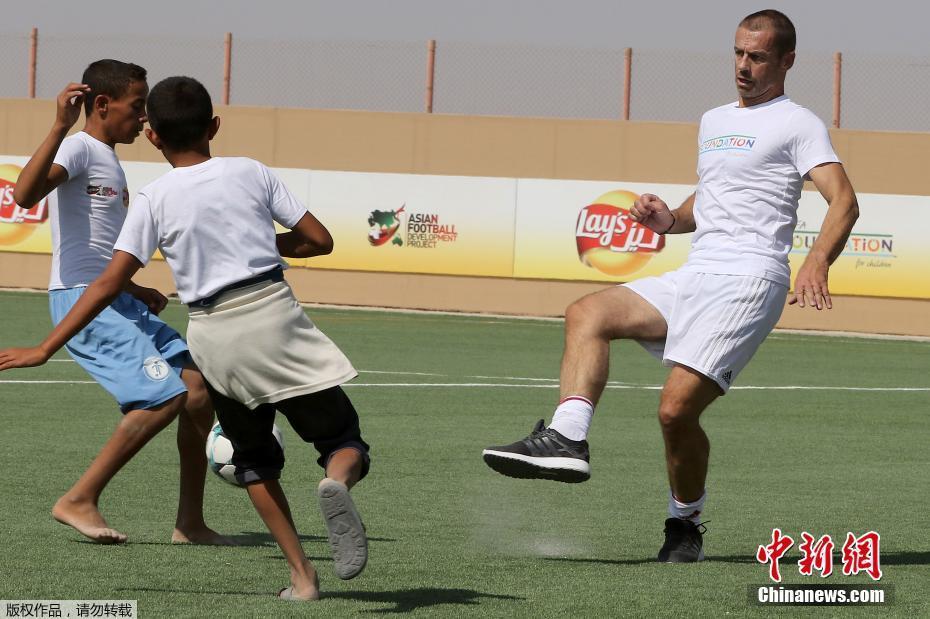 约旦一难民营足球场揭幕 欧足联主席秀球技