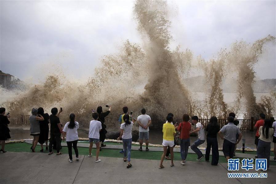 浙江市民台风天观潮一幕