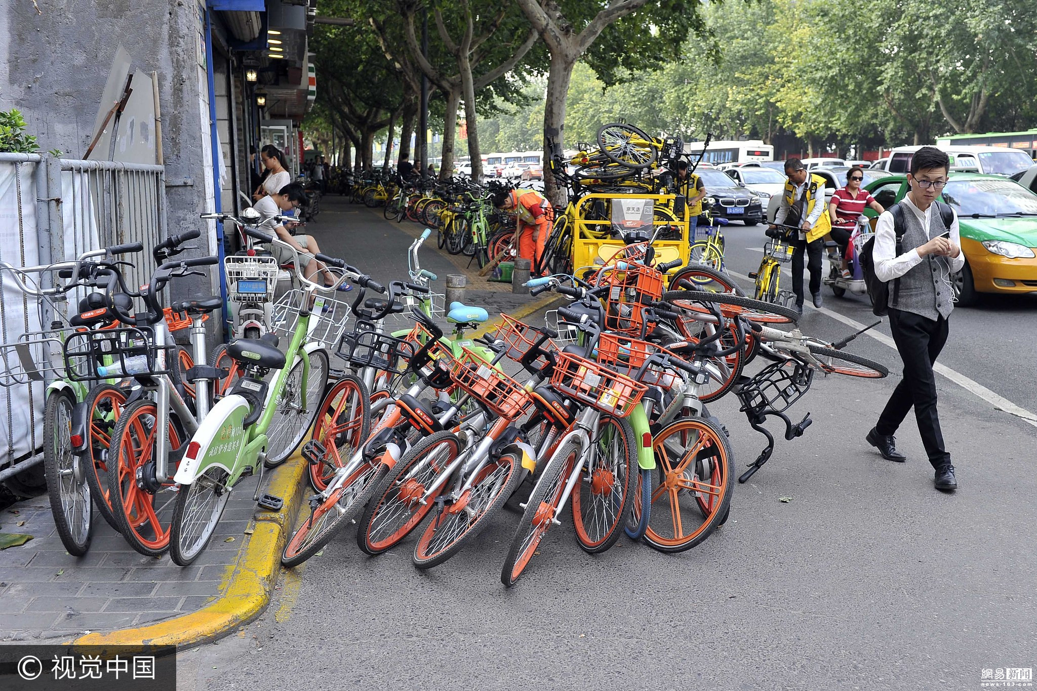 西安数百辆共享单车停在路边 叠罗汉