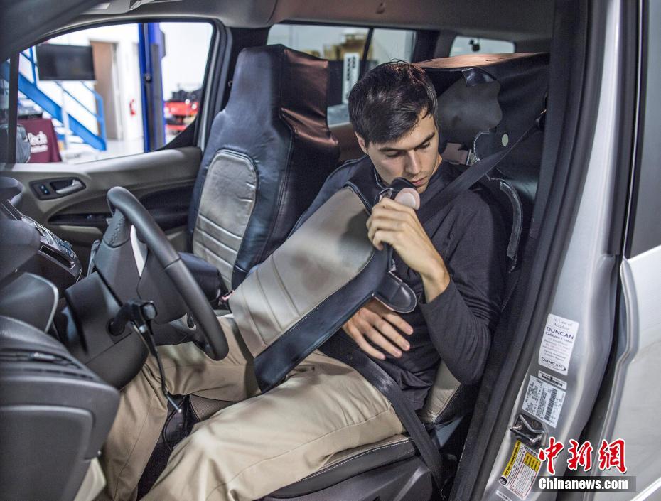 为和自动驾驶汽车"共处" 司机被伪装成座椅