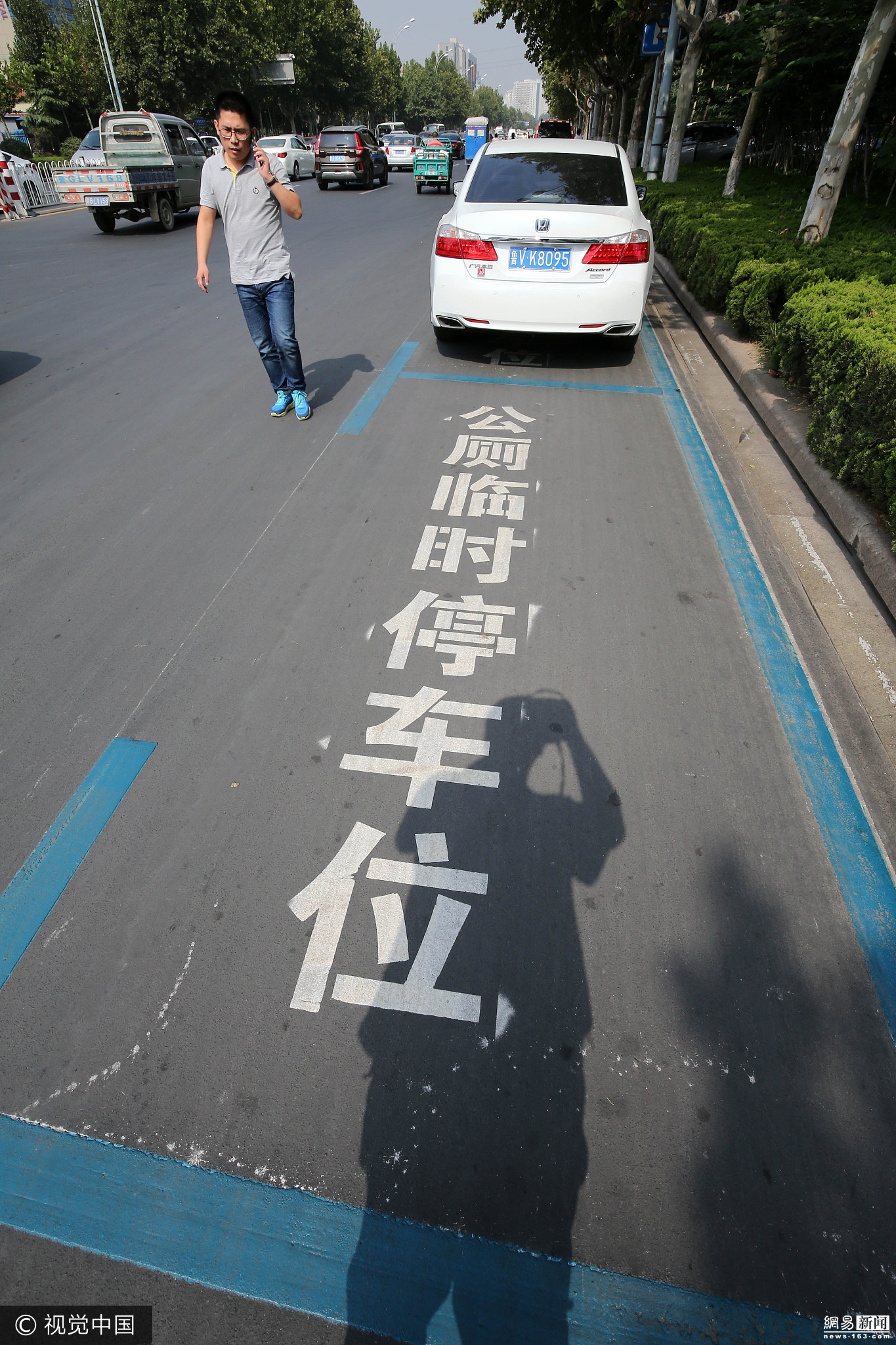 山东一路口设公厕临时停车位司机点赞