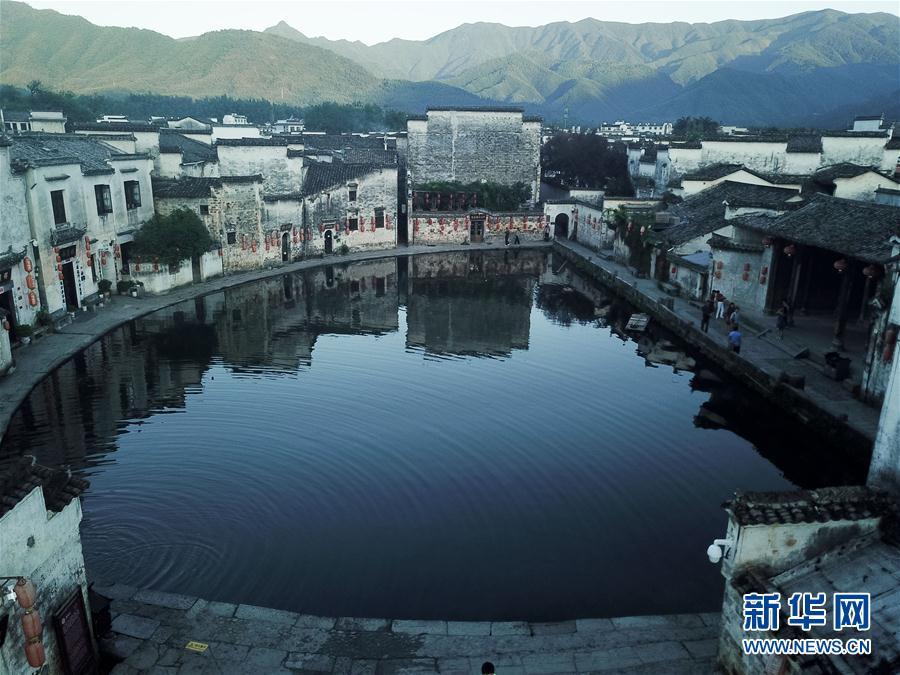 这是安徽黟县宏村风景区月沼景点的清晨景象(9月15日摄).