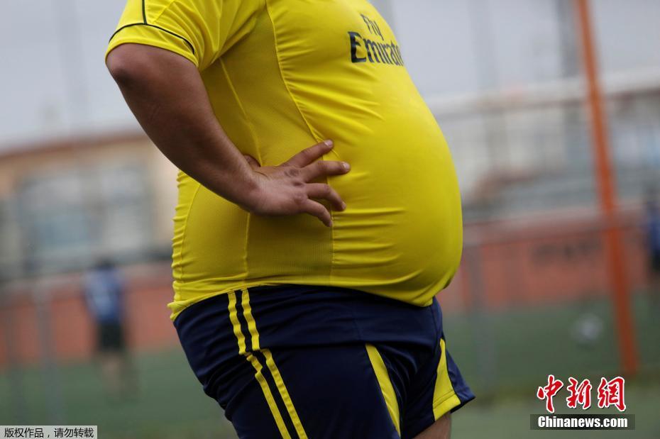 墨西哥重量足球联盟 胖子踢球改善健康