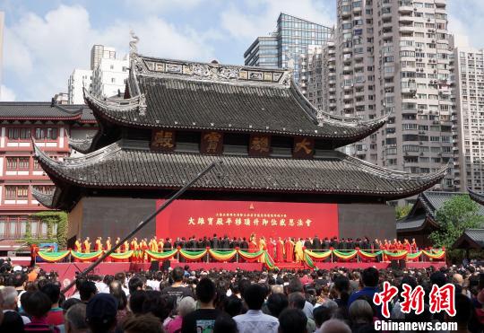 上海玉佛禅寺大雄宝殿平移顶升圆满即位。　潘索菲 摄