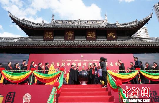 上海玉佛禅寺大雄宝殿平移顶升圆满即位仪式。　潘索菲 摄