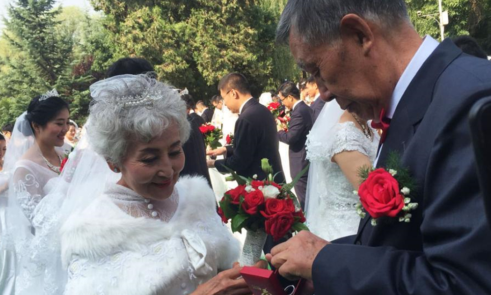 校友举行集体婚礼为母校庆生.jpg
