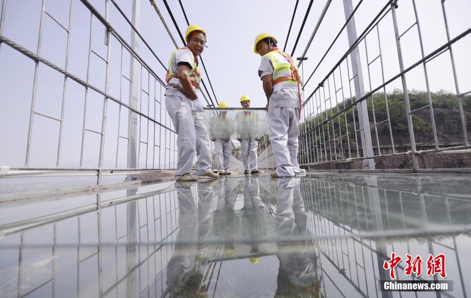 工人180米高空为透明玻璃桥换玻璃