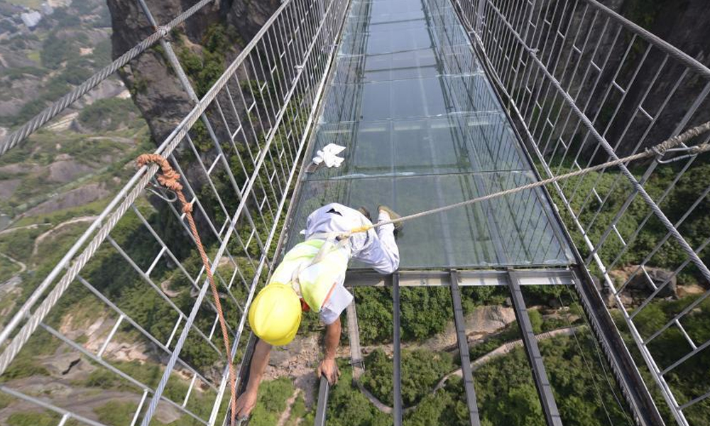 湖南平江工人高空换.jpg