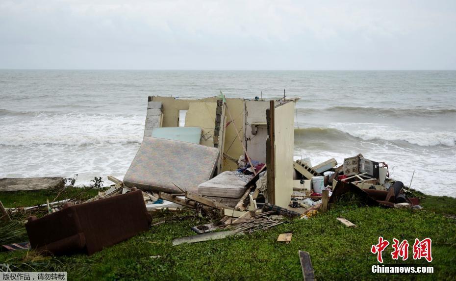 飓风"玛利亚"来袭 波多黎各民众乘挖掘机出行