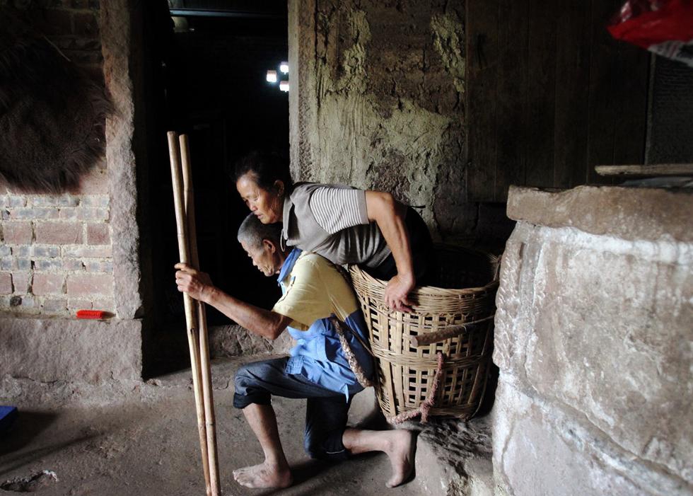 六旬老人背妻29年 夫妻二人互为腿眼