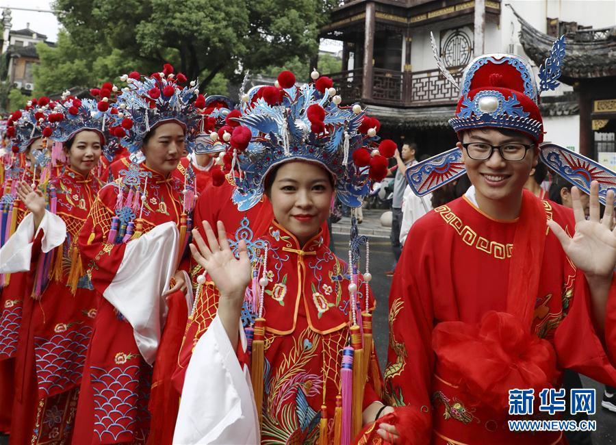 #（社会）（2）上海枫泾水乡婚典举行
