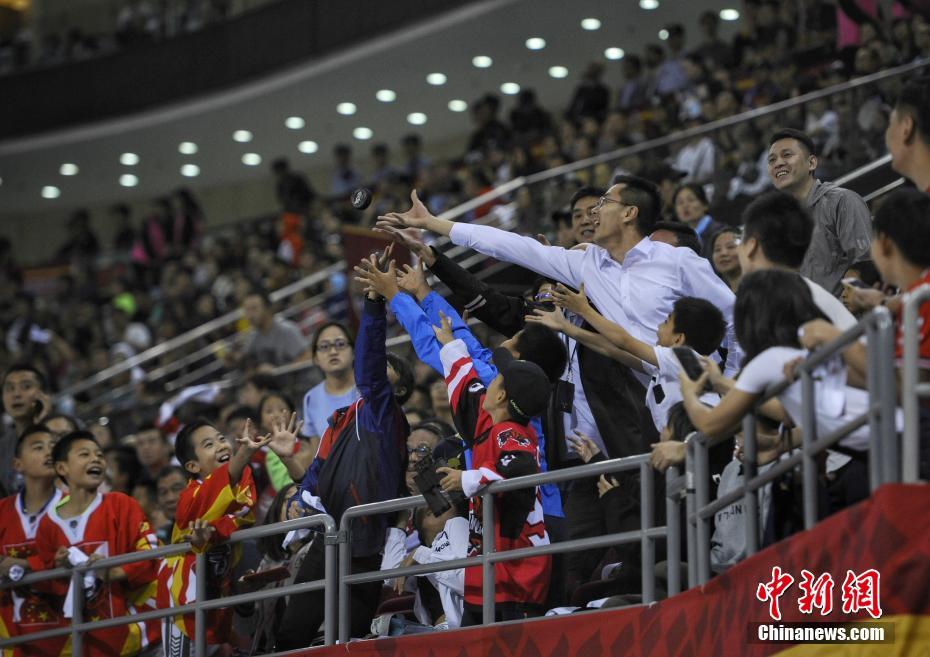 世界顶级冰球联赛空降北京五棵松 上演点球大