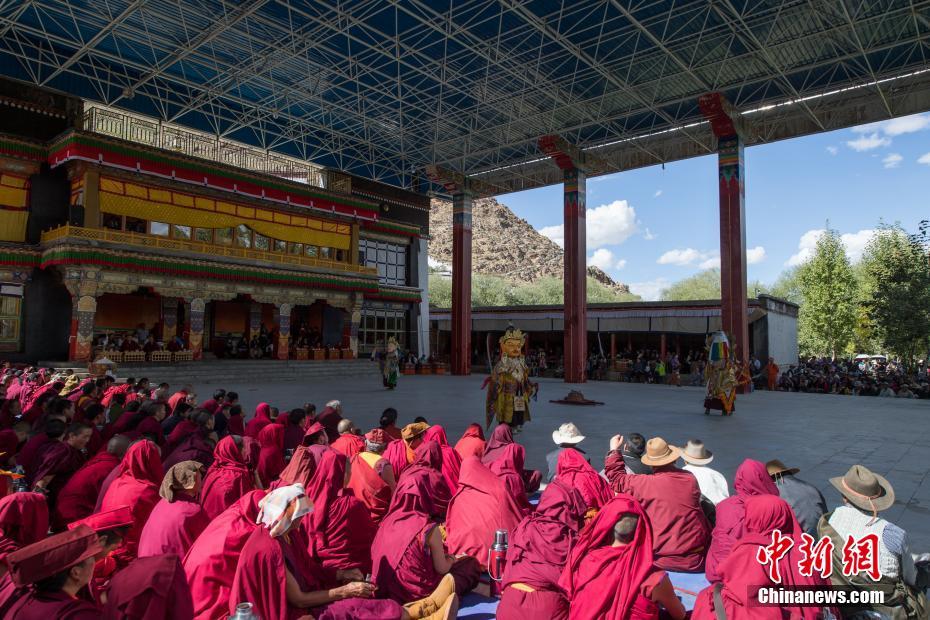 班禅驻锡地扎什伦布寺举行跳神节