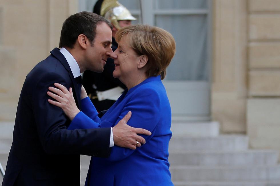盘点默克尔与各政要会晤时握手拥抱接吻的亲密画面,看默克尔在政坛
